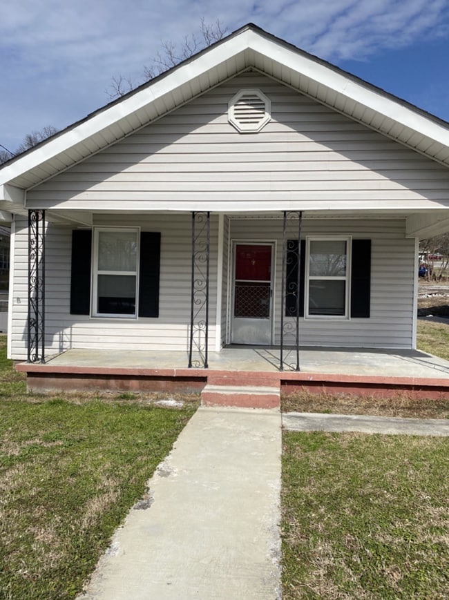 Building Photo - Updated 2 Bedroom Home Just Minutes from Downtown Chattanooga!