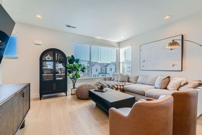 Photo - 2092 Alcott Way