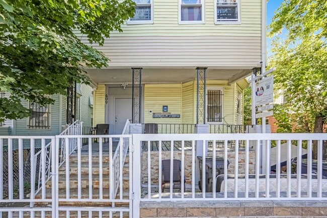 Building Photo - 904 S 18th St Unit 1