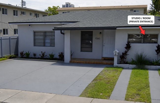 Building Photo - 1060 SW 36th Ct Unit Front Studio