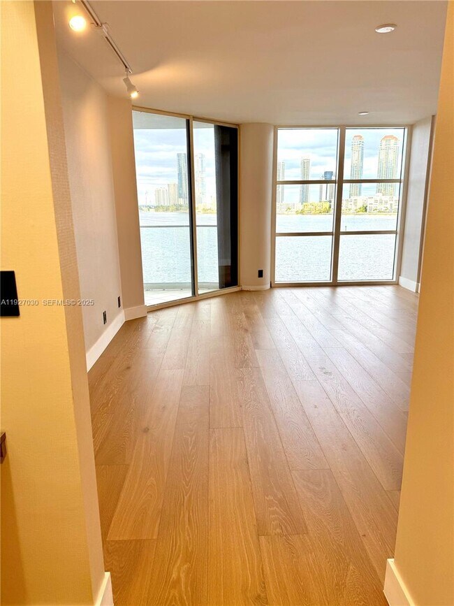 Photo - 2800 Island Blvd Unit 706