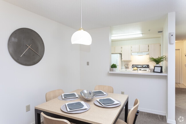 4x4- Dining Area