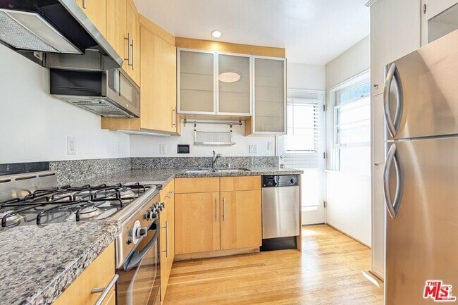 Building Photo - 1030 5th St Unit B Rental