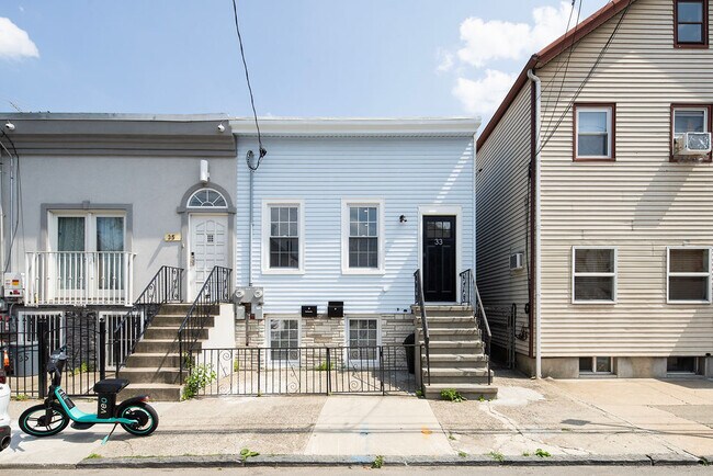 Building Photo - 33 Kossuth St Unit 1