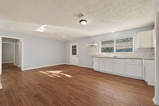 Photo - 6058 Glenhurst Dr