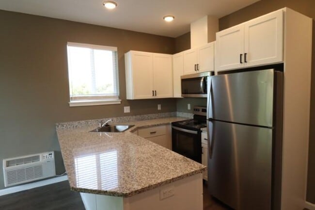 Building Photo - 465 16th St SE