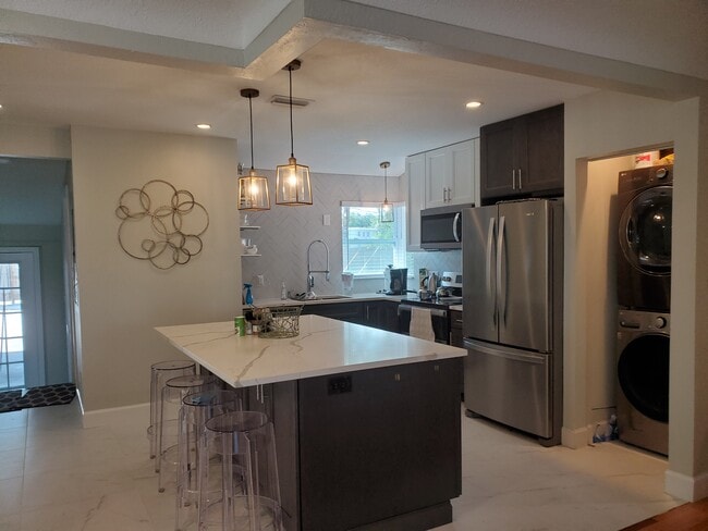 Photo - 347 Ling a Mor Ter S