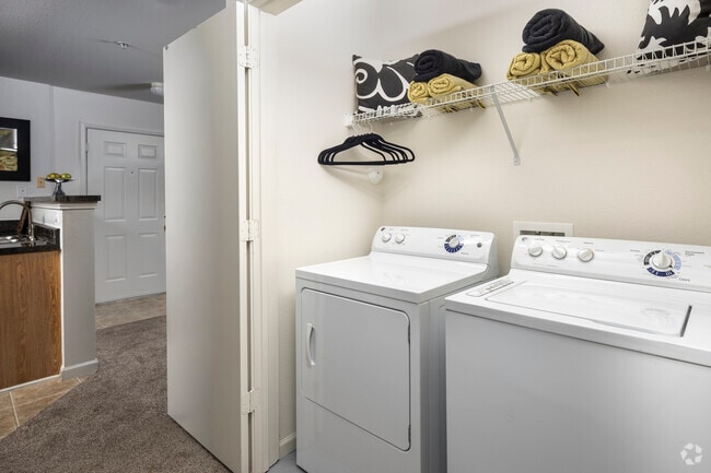 2BR, 2BA - 1,035SF - Washer/Dryer Connections