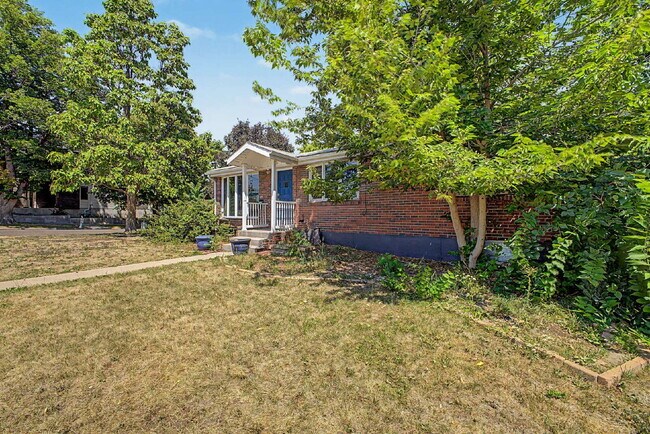 Photo - "Charming 3-Bed Townhouse in Denver's Heart – Spacious 1350 Sq Ft Living!"