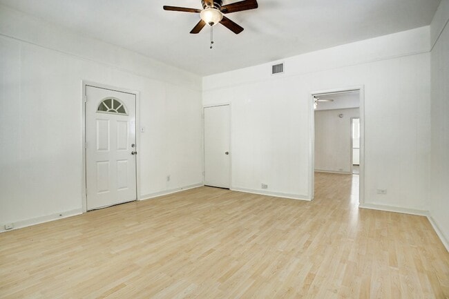 Photo - 1127 Yale St Unit B