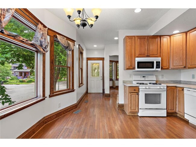 Photo - 1669 Hague Ave