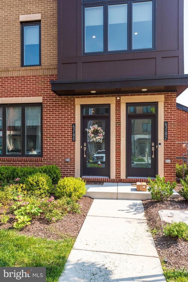 Building Photo - MOVE-IN READY TOWNHOUSE-STYLE CONDO IN ASHBURN