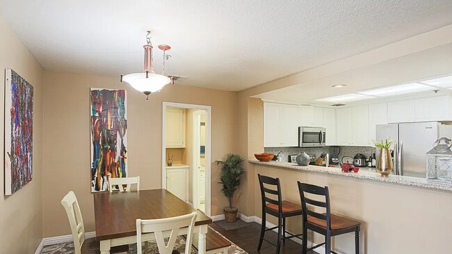 Photo - 880 W 1st St Unidad 307