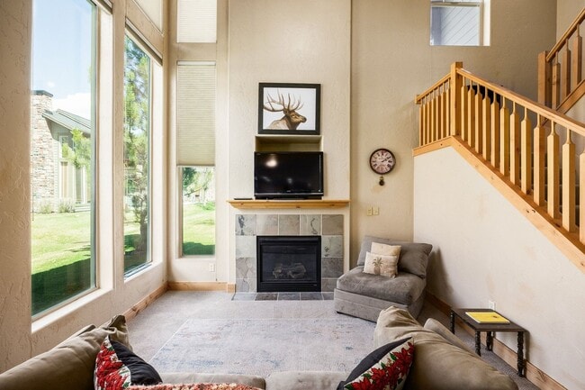 6144 Fox Point Cir