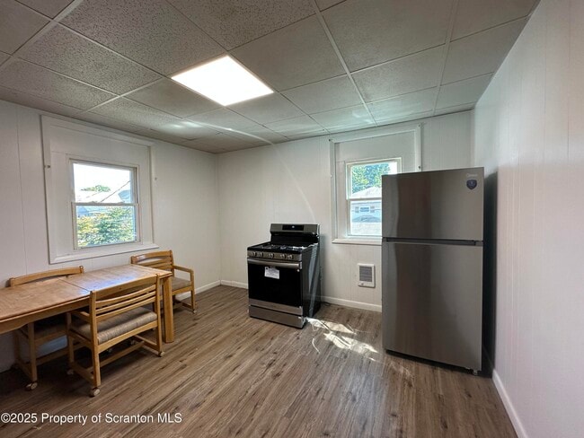 Building Photo - 400 W Market St Rental