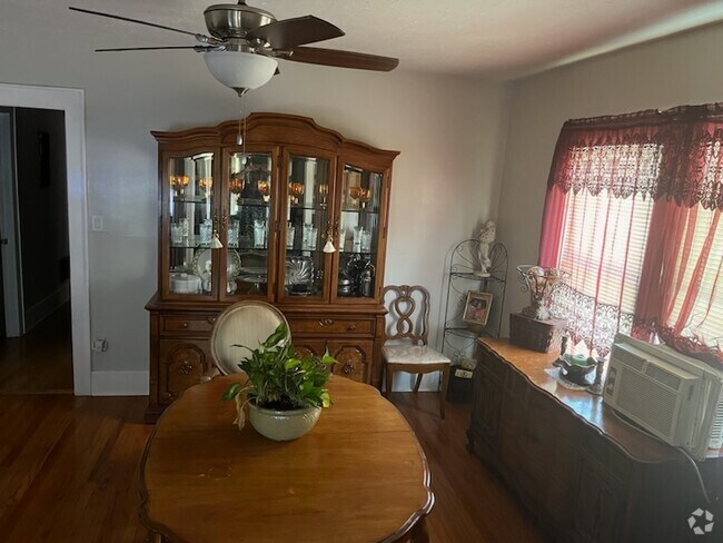 Building Photo - 210 Woodbine Ave Unit Second floor Rental