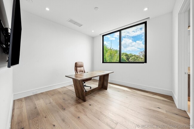 Photo - 326 NE Wavecrest Way