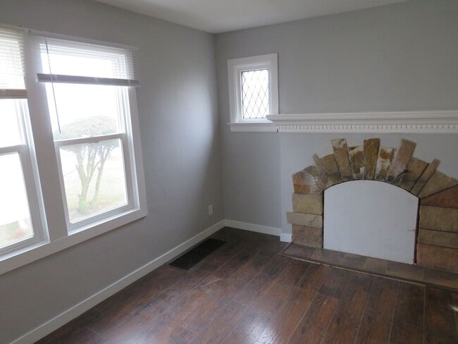 Building Photo - New listing 3 Bedroom Home!!