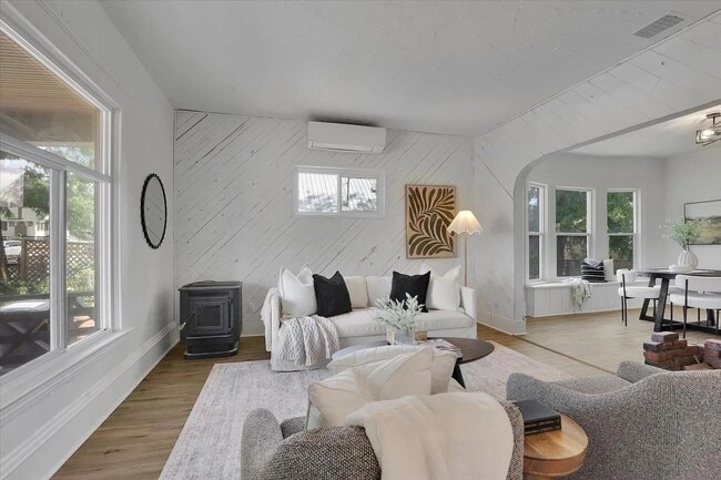 Building Photo - Updated Single Family home for Rent! - 3 Bedroom, 1.5 Bathroom Located in Spokane!