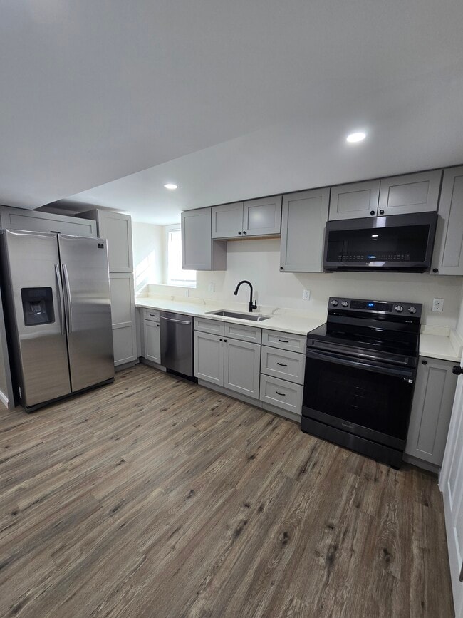 Building Photo - 27 Douglas Ave Unit 3