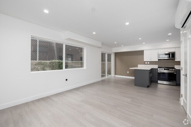 2BD, 2BA - 1,102SF - Living Room