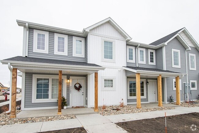 Building Photo - Luxury Townhome Living