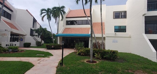 Building Photo - 301 Racquet Club Rd Unit 205