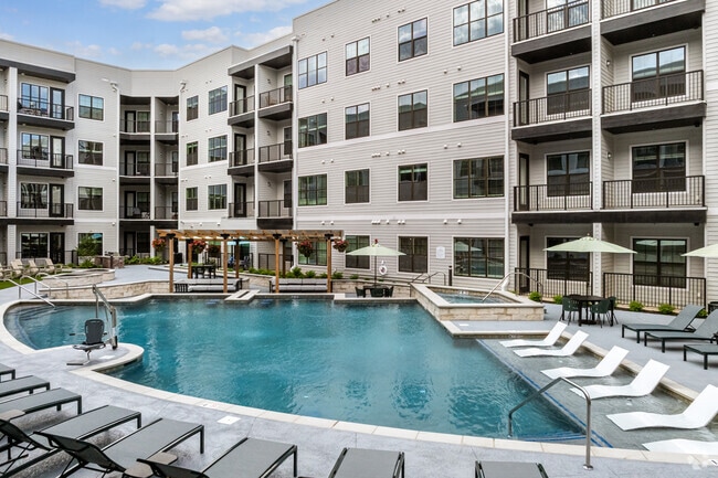 Swimming Pool & Lounge