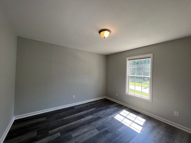 Photo - 2 Bedroom Duplex House with Yard