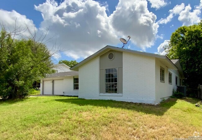 Building Photo - 8110 Pleasant Forest Dr Rental
