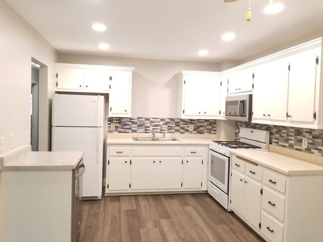 Photo - 220 Leighton Dr