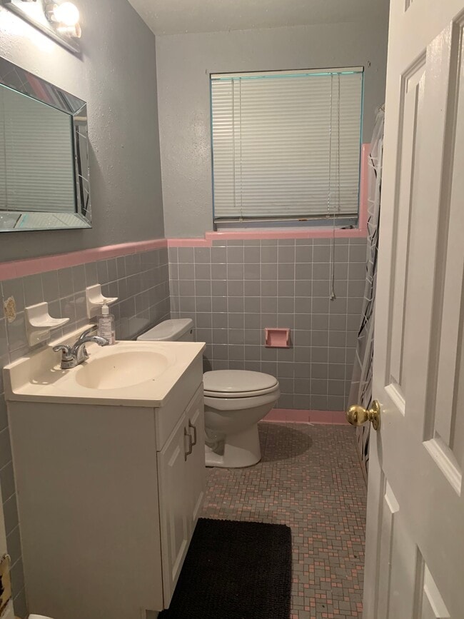 Photo - 1169 W 28th St