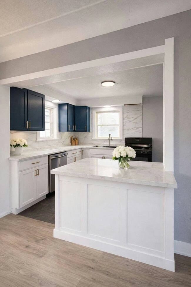 Photo - 5563 Silvertown Dr