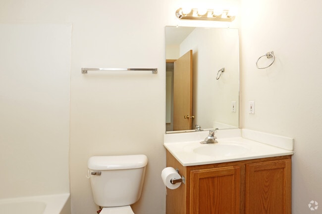 2BR, 1.5BA - 760 SF - Bathroom