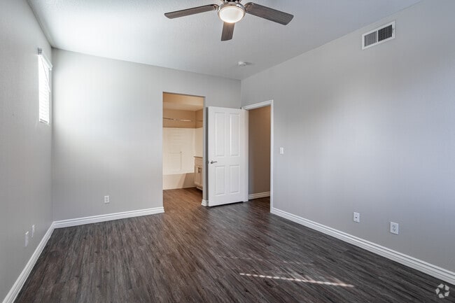 2BR, 2BA - 953SF