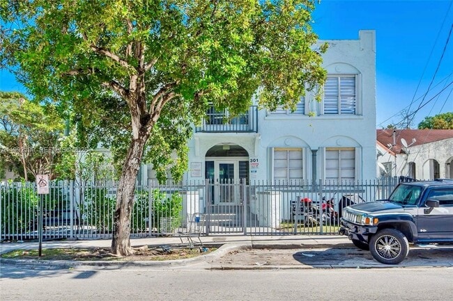 Building Photo - 301 SW 10th Ave Unit 1