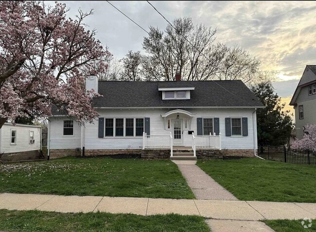 Building Photo - 1215 Mount Pleasant St Rental