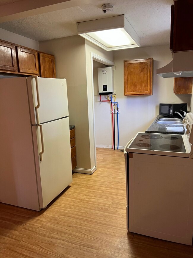 Kitchen - 460 N Cochran Ave