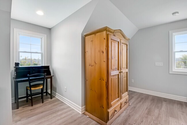 Work Station - 8996 S Mill Rd