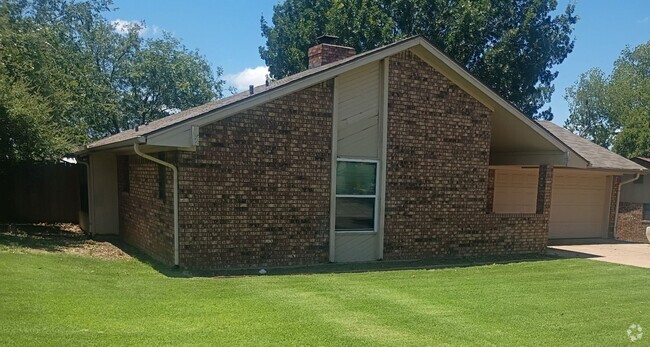 Building Photo - Beautiful 3/2/2 with large backyard and co... Rental
