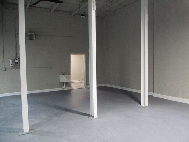 Photo - Warehouse space w/ small office AVAILABLE Unidad Garage #16