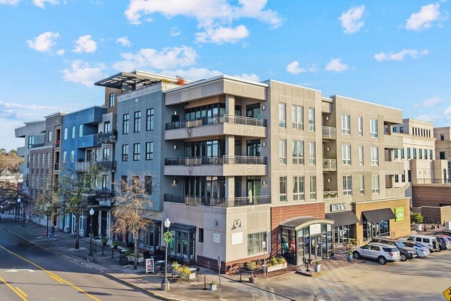 Building Photo - 3 BR, 2BA SoHo Condo for Rent