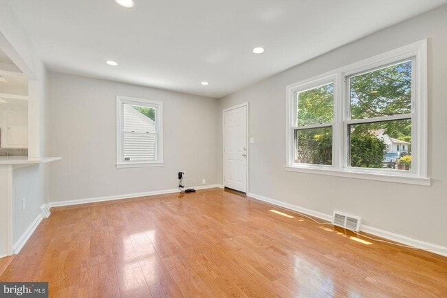 Photo - 5010 Sheridan St