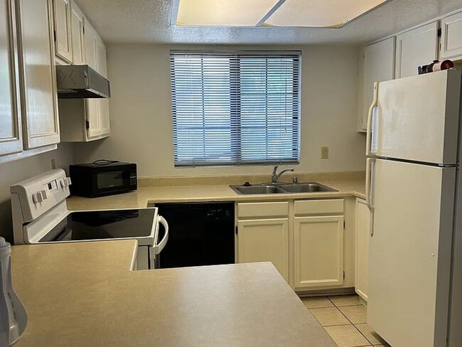 Photo - 1905 E University Dr