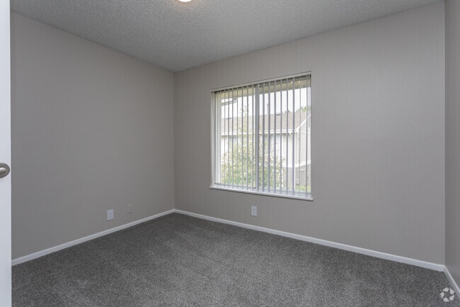2BR, 1BA - 865SF