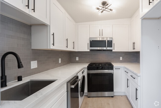 1BR, 1BA - 700SF - Kitchen