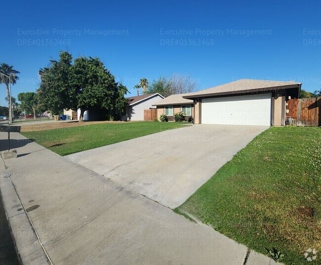 Building Photo - 3 bedroom/ 1.75 bathroom located in southw... Rental