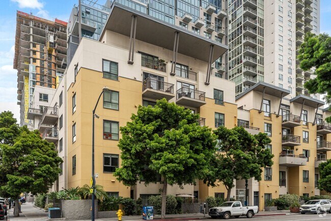 Building Photo - Modern 2-Bedroom Condo with Premium Amenit...