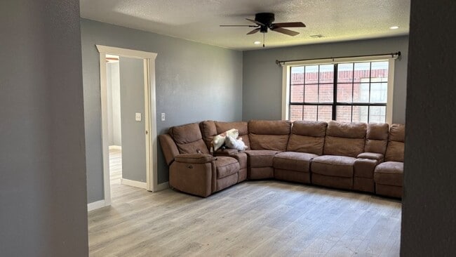 Photo - 619 E 1st St