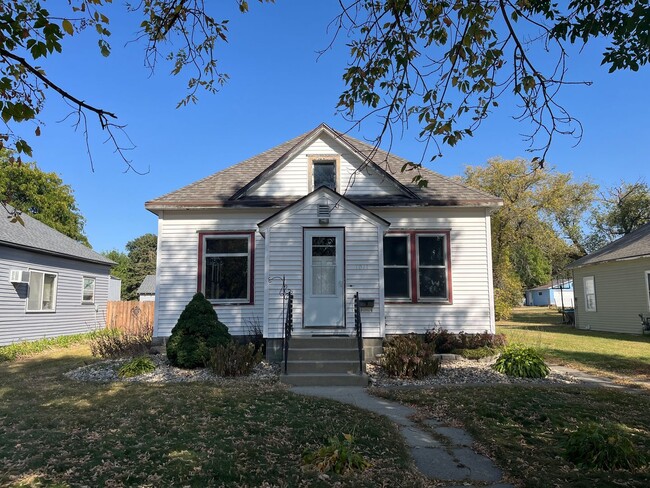 2 Bed 1 Bath + Double Stall Garage - 2 Bed 1 Bath + Double Stall Garage House